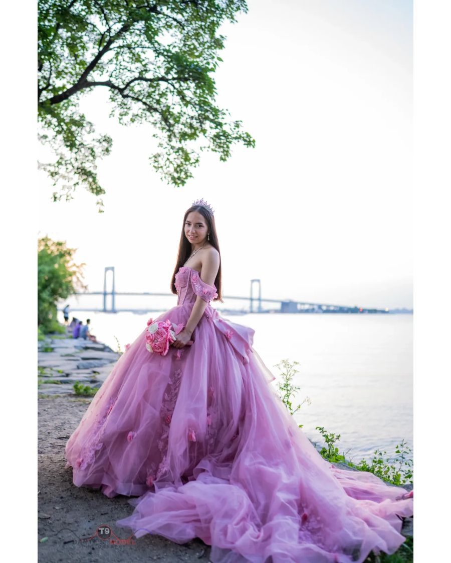 Waterfront Elegance — NYC Quinceañera & Sweet 16 Outdoor Portrait Session