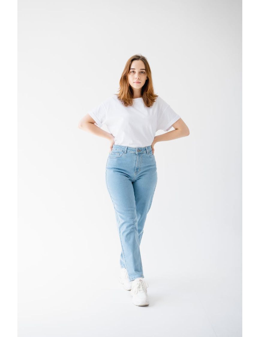 The Perfect White Tee & Lived-In Denim — The Outfit That Makes Me Press The Shutter