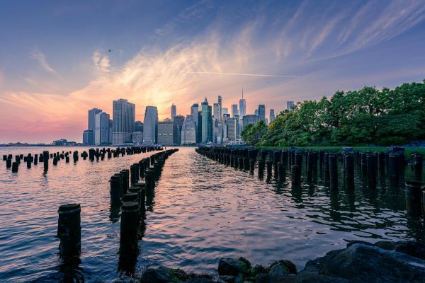 Riverside Glow: Hunting Williamsburg's Golden Hour Hues