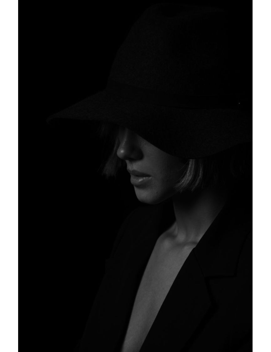 The Black V-Flat — The Fake Light Formula Behind Flawless NYC Portraits