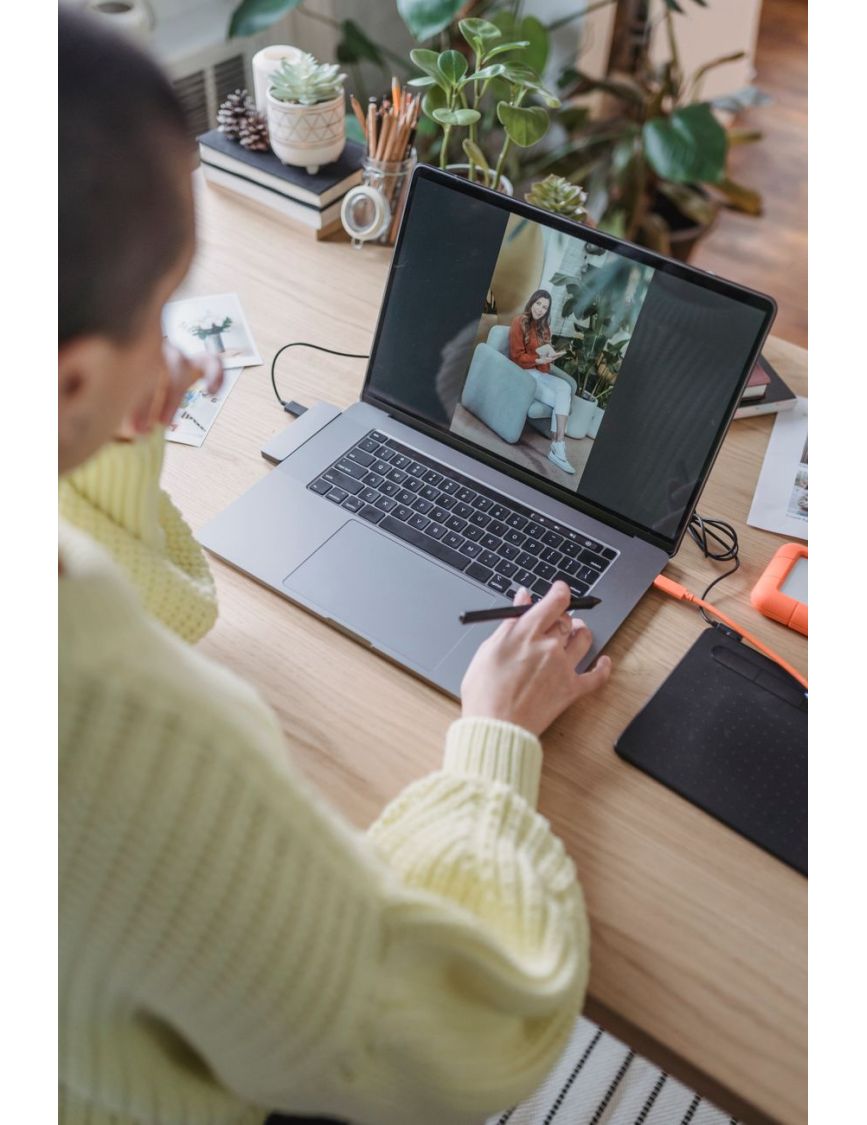 The Screen-on-Tablet Hybrid — Your ultra-wide color-accurate monitor is a lie