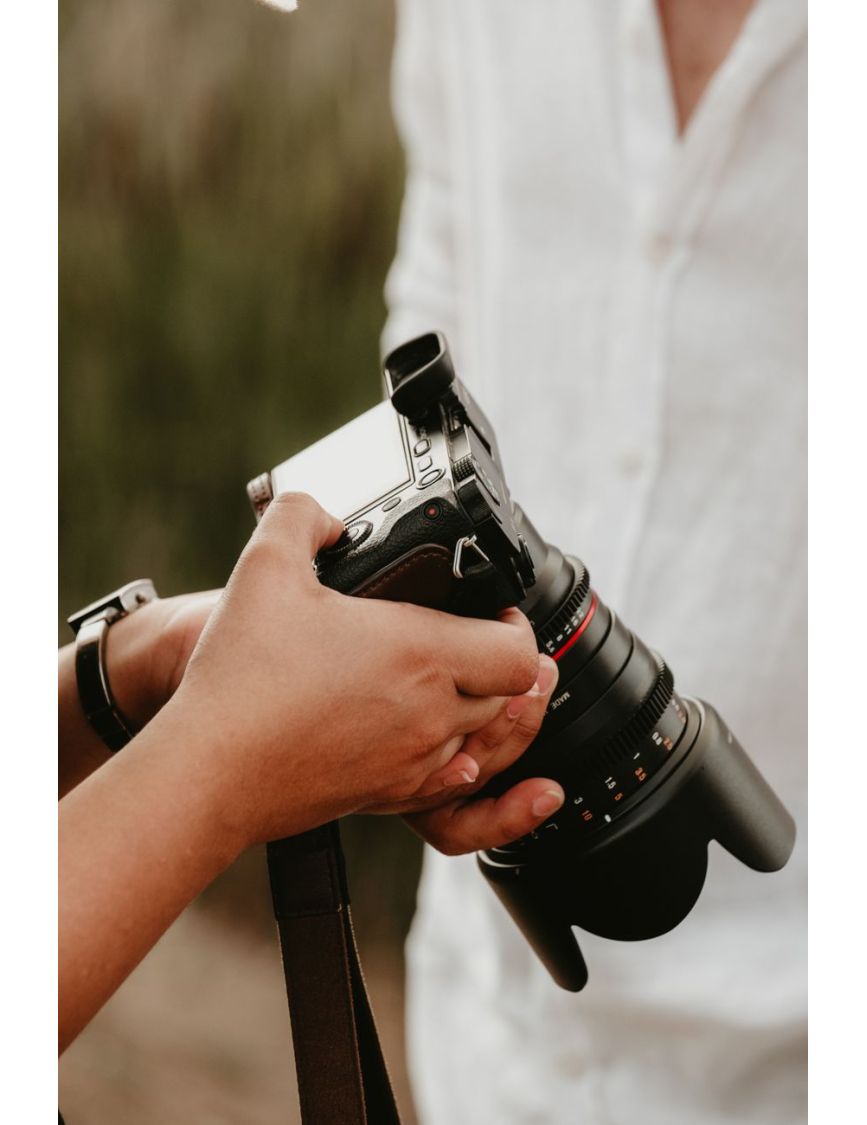 Ergonomics, Balance, and Hand Fatigue — Stop Romancing Your 5D: The Optical Viewfinder Is Dead