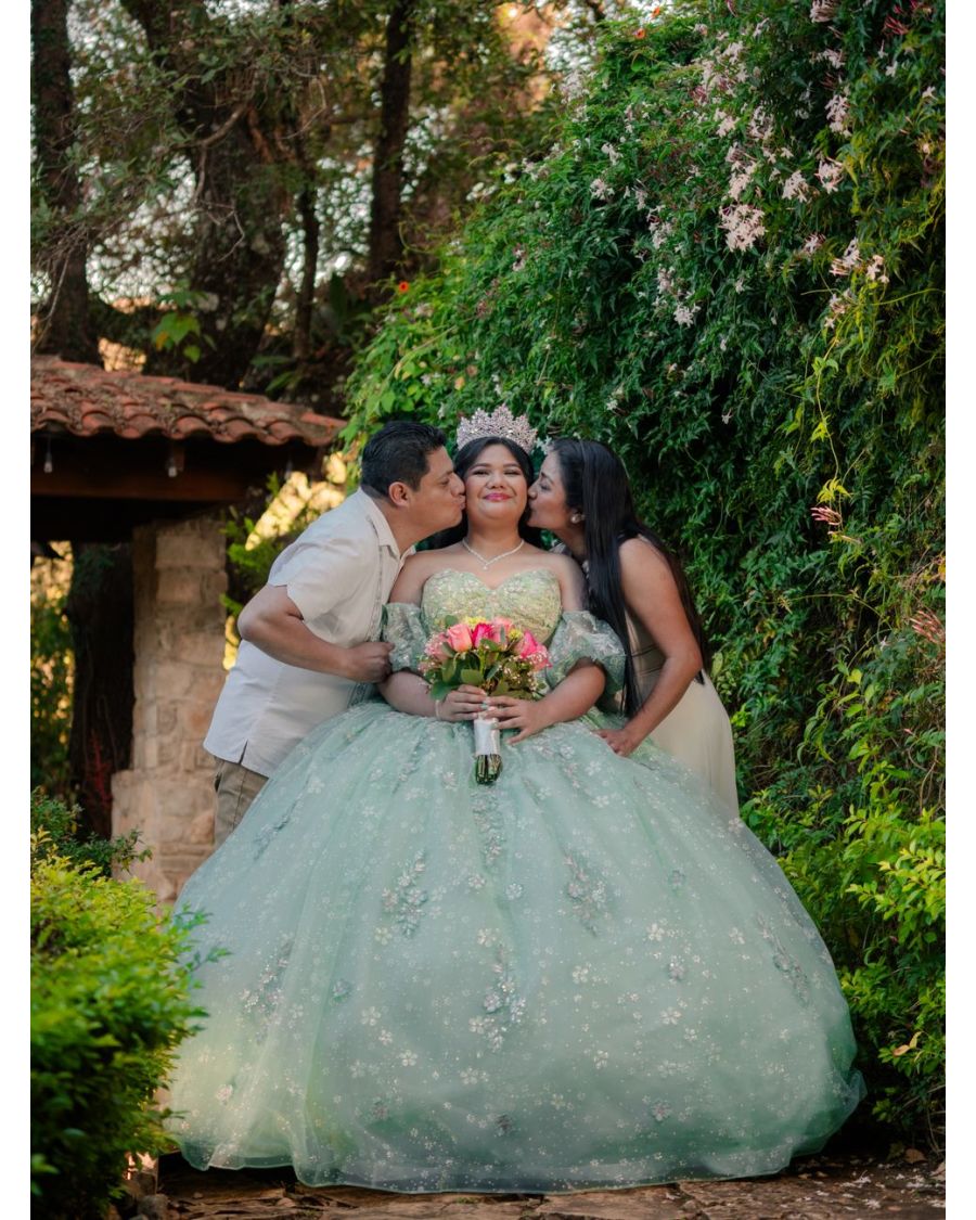 The Pre-Mass Family Formal — The Quinceañera Timeline: From Fitting to Final Frame