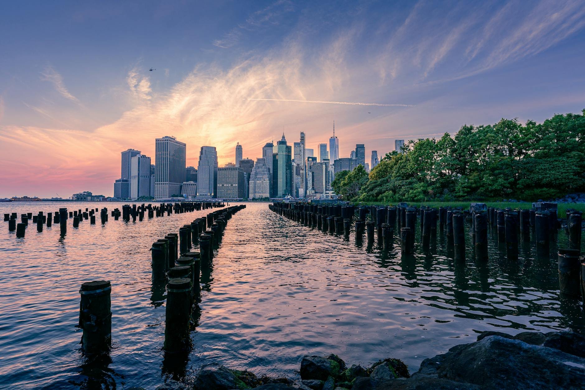 Riverside Glow: Hunting Williamsburg's Golden Hour Hues
