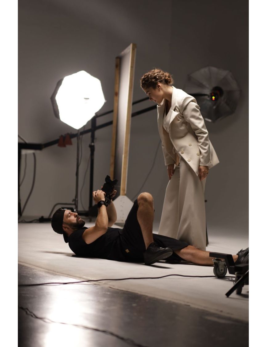 Claim Your Space Before the First Flash — Quiet Models Win the Booking: How Introverts Dominate Sets