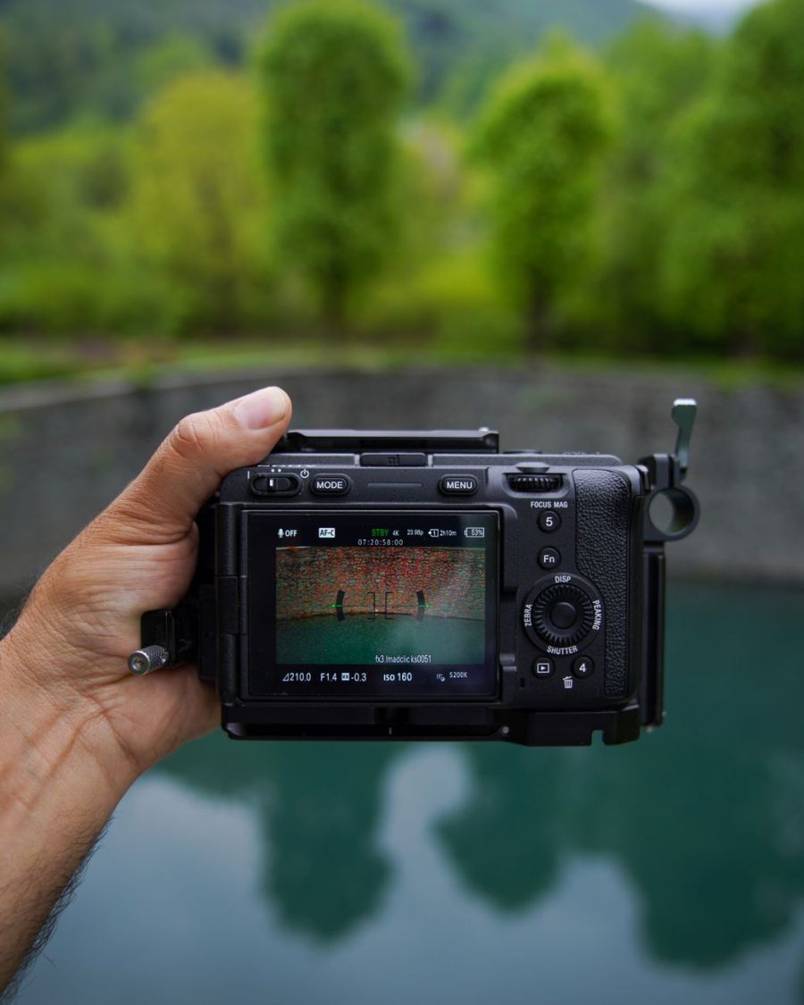 Electronic Viewfinder Exposure Preview — Your DSLR Isn't Cinematic. It's Just Slow.