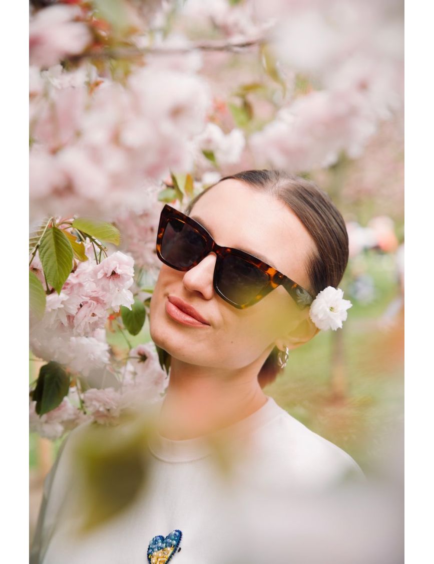 Tortoiseshell Acetate Eyewear with Amber Tint — The Detail That Saves Flat Lighting
