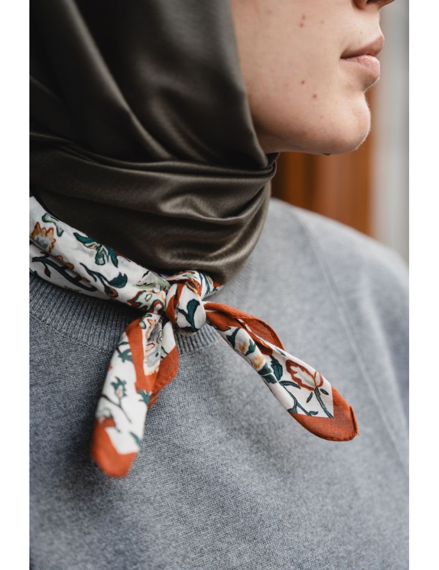 Structured Silk-Twill Bandana — The Detail That Saves Flat Lighting