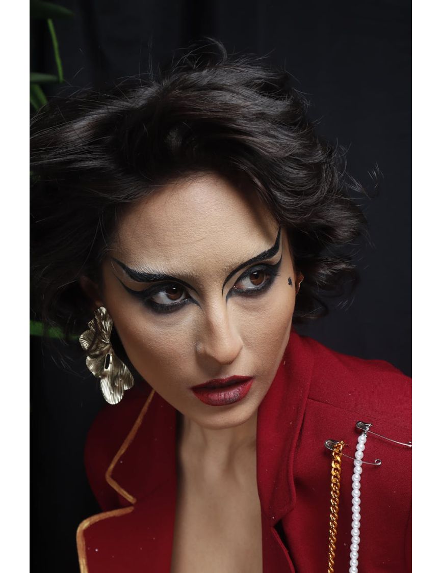 The Editorial Stage: Artistry & Storytelling — Commercial vs. Editorial: Where Do You Truly Shine?